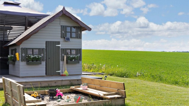 I hagen er det også en lekestue med egen liten terrasse og sandkasse.