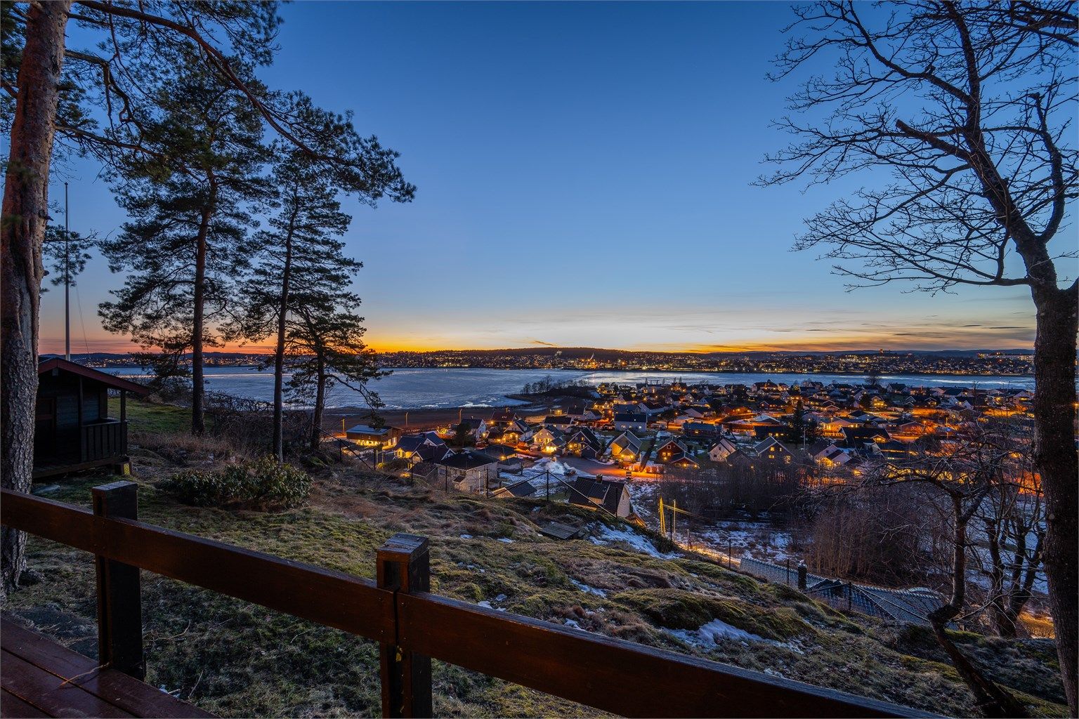 Magisk utsikt over Tønsberg i skumringen – et levende lyslandskap rett utenfor hjemmet.