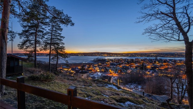 Magisk utsikt over Tønsberg i skumringen – et levende lyslandskap rett utenfor hjemmet.