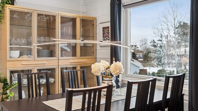 Det er rikelig med plass til et stort spisebord hvor du kan samle familie- og venner til hyggelig sammenkomster.