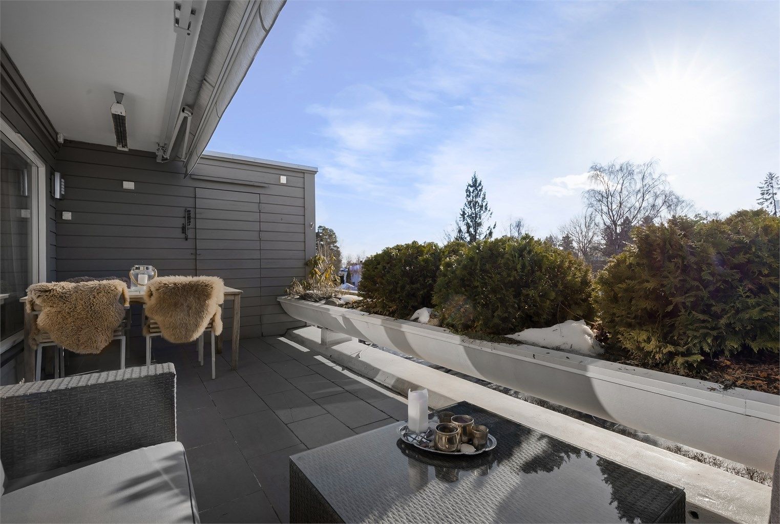 Leiligheten har to solrike terrasser - én sydvestvendt og én nordøstvendt