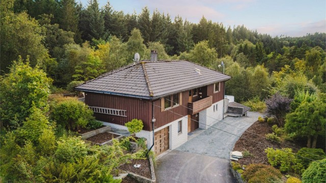 Boligen har en innholdsrik planløsning over to plan, og med innebygd garasje