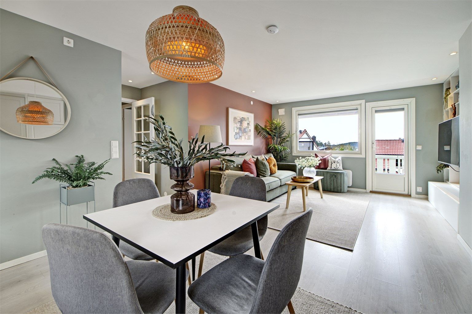 fra kjøkken mot stue