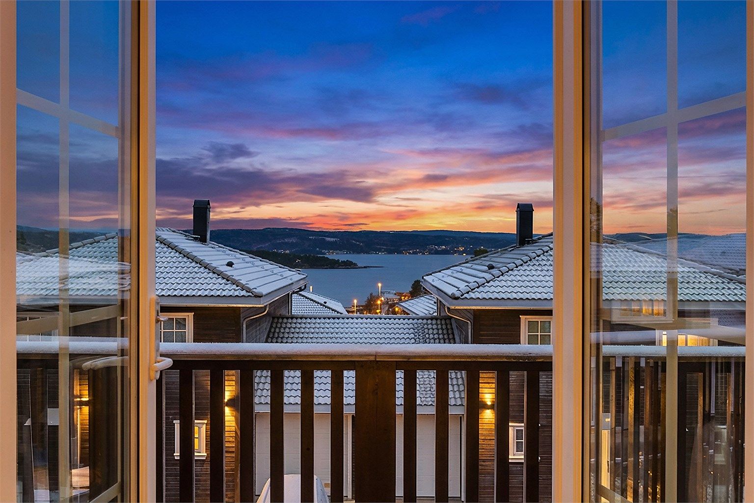 Her bor du i en moderne halvpart av tomannsbolig med praktisk planløsning, vestvendte uteplasser og fjordutsikt