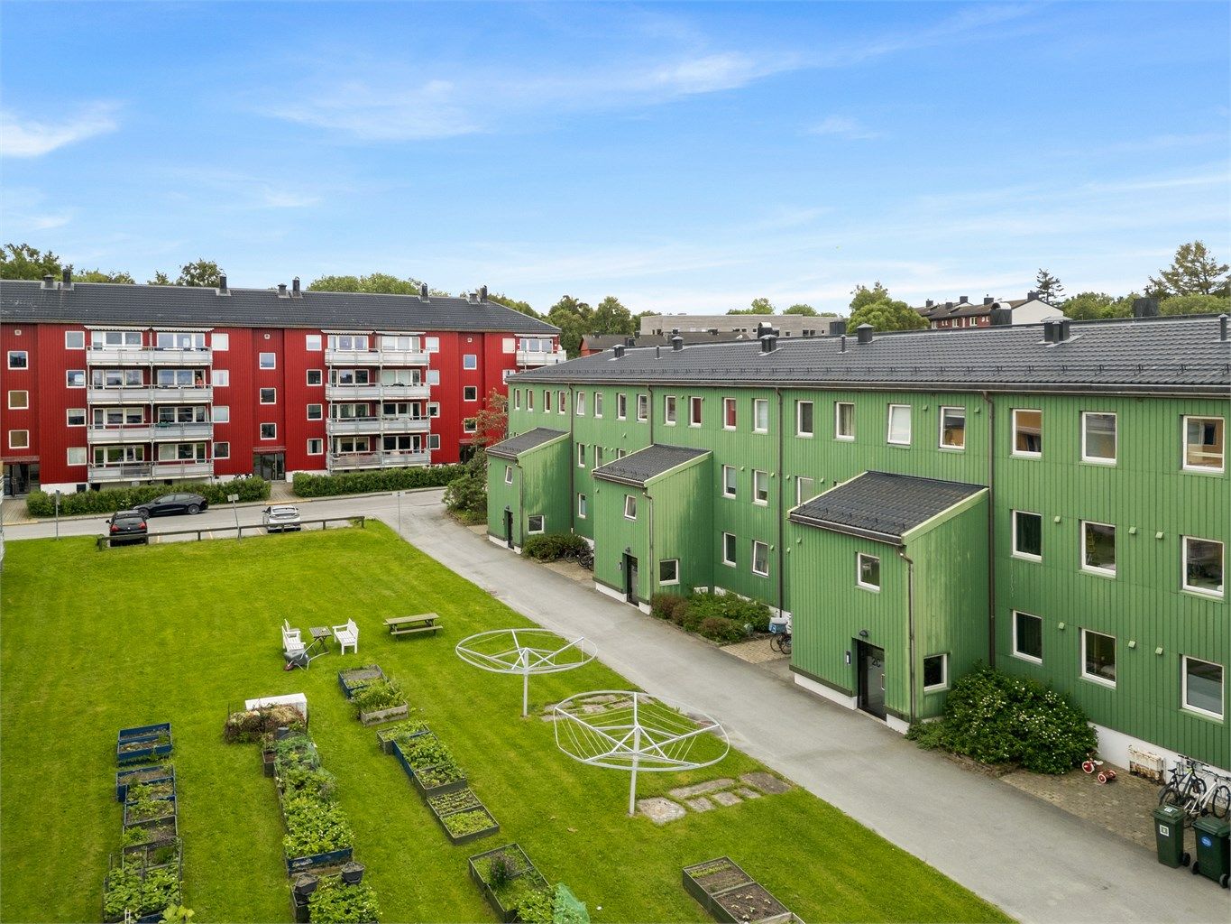 Fellesarealene byr på store plenarealer, beplantning, tørkestativ og hyggelige soner for beboerne.