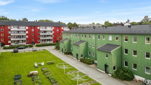 Fellesarealene byr på store plenarealer, beplantning, tørkestativ og hyggelige soner for beboerne.