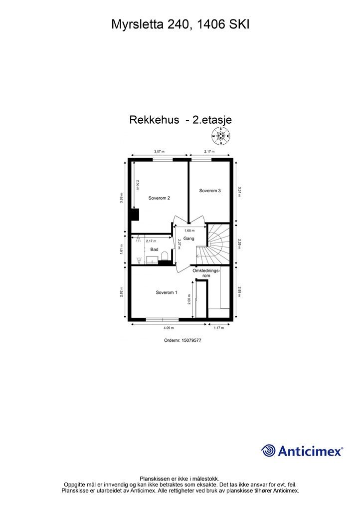 2. etasje rommer tre soverom, et bad og et omkledningsrom. 