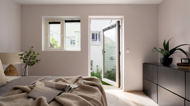 Det er flott parkett på gulv, malte veggflater i moderne fargetone.