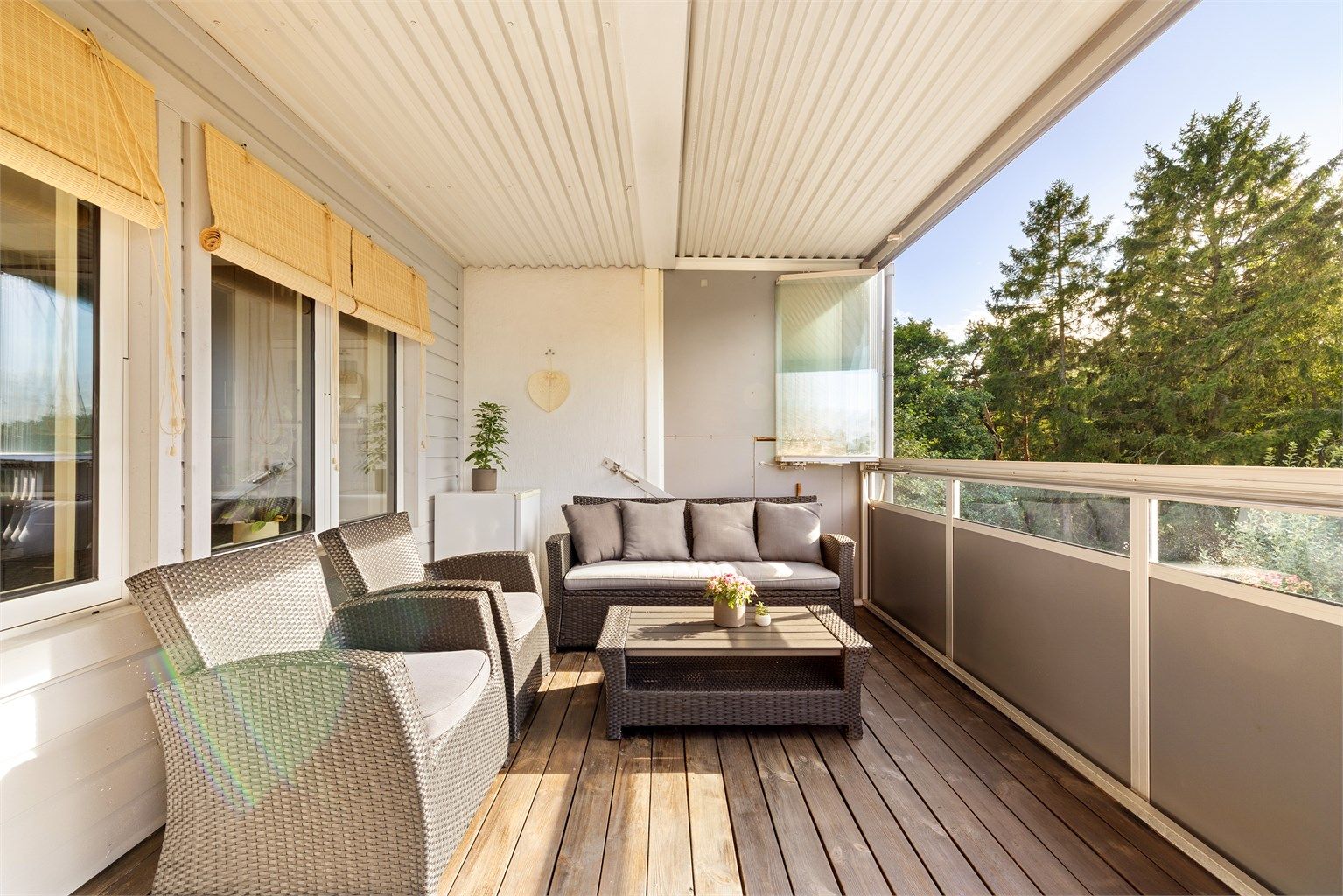 Ute på den romslige balkongen er det sommerstid sol fra rundt kl. 16 til rundt kl. 20. 