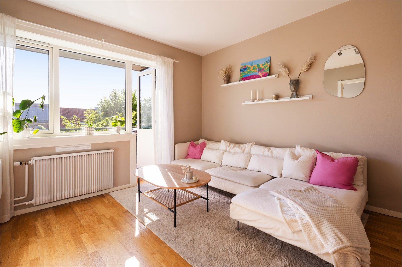 Gjennomgående planløsning og store vindusflater