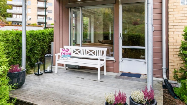 Fra stuen har man utgang til terrasse og sameiets plen