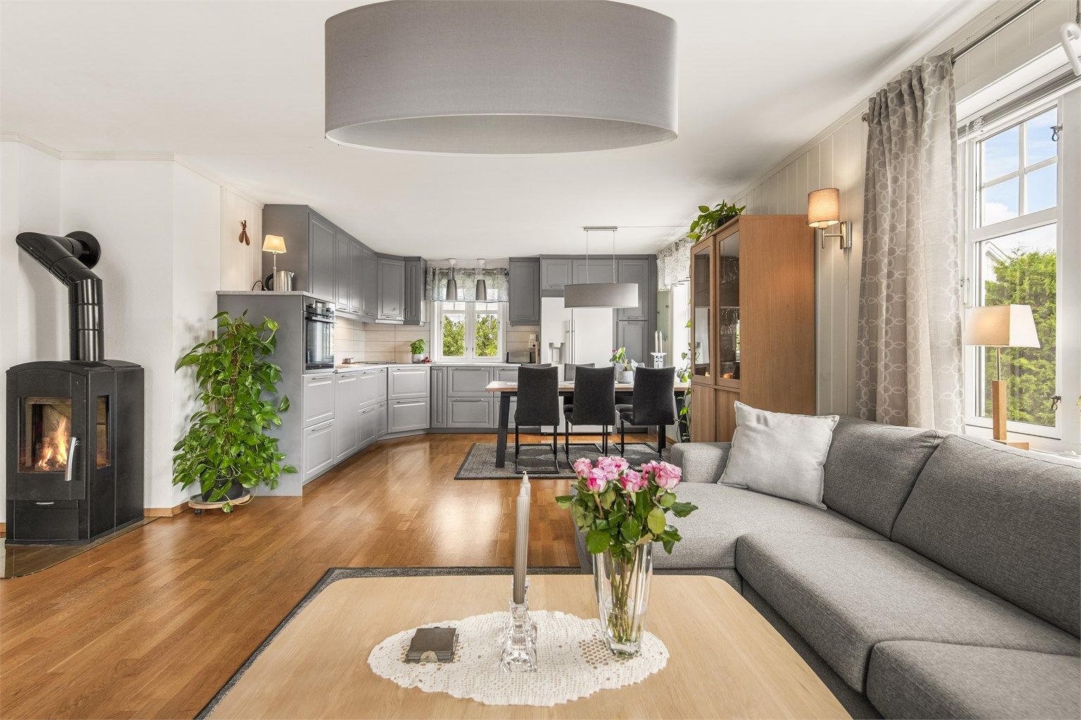 Her bor du romslig og funksjonelt – med en god, innholdsrik planløsning. Leiligheten har totalt 3 gode soverom, stor stue med åpen løsning til kjøkken, samt romslig bad. I kjelleretasjen er det også rikelig med lagringsplass.