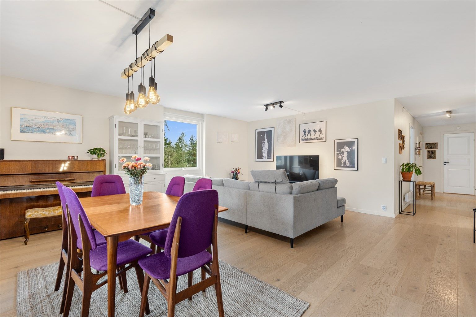 Stuen er av god størrelse med plass til å innrede i ulike soner.