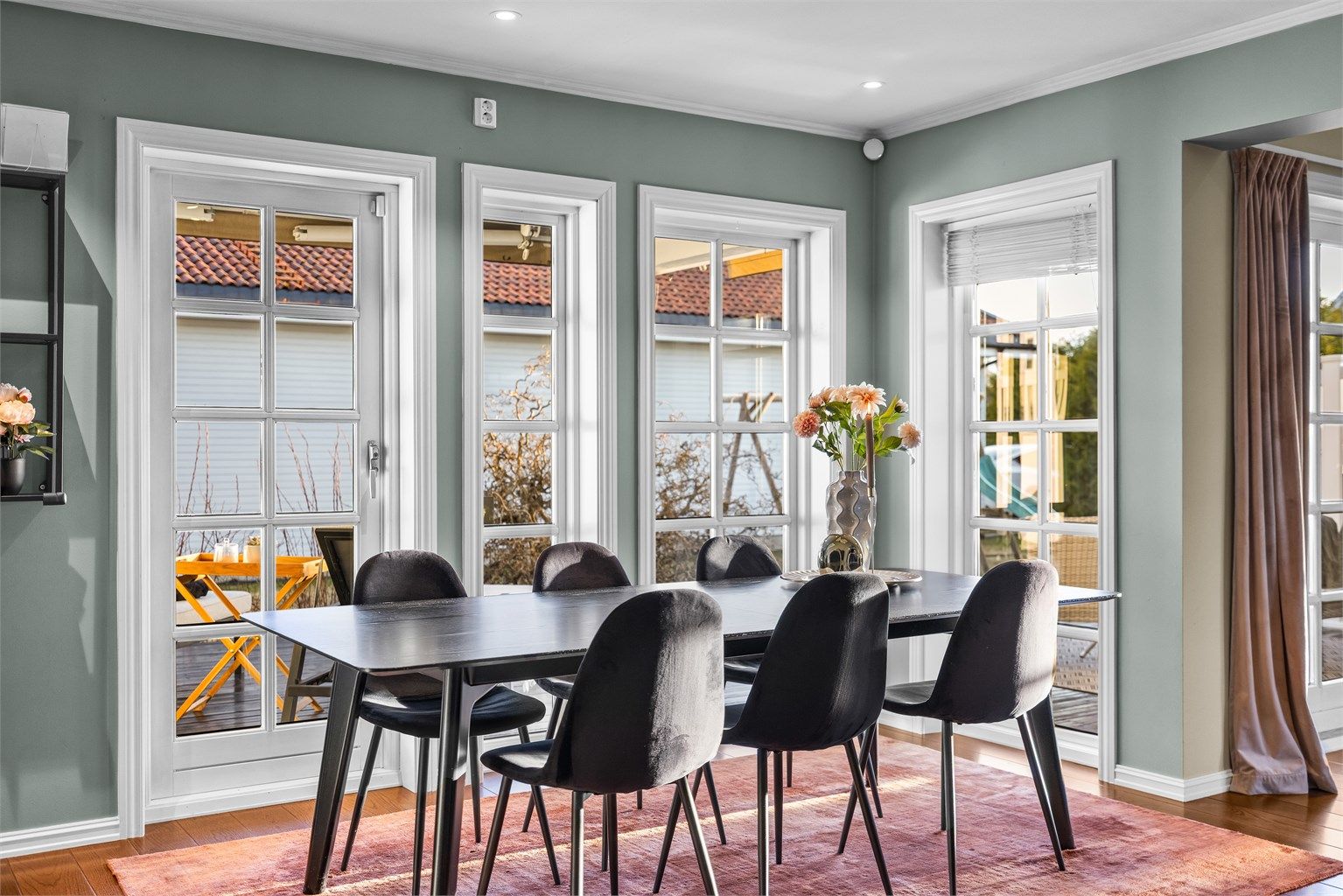 Spisestuen har god plass til langbord for større selskaper. Her kan man samle storfamilien til mange hyggelige stunder og gode måltider