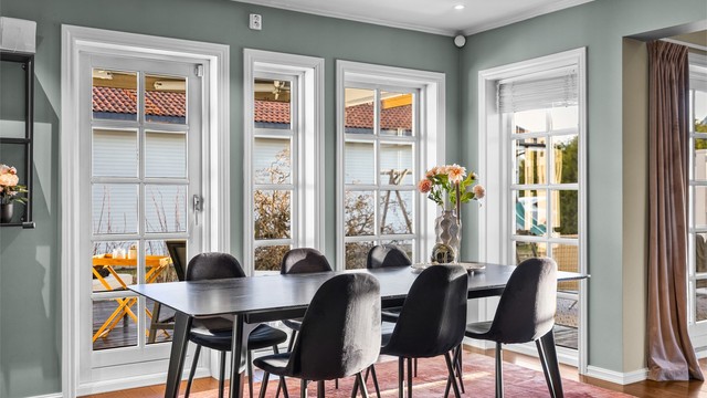 Spisestuen har god plass til langbord for større selskaper. Her kan man samle storfamilien til mange hyggelige stunder og gode måltider