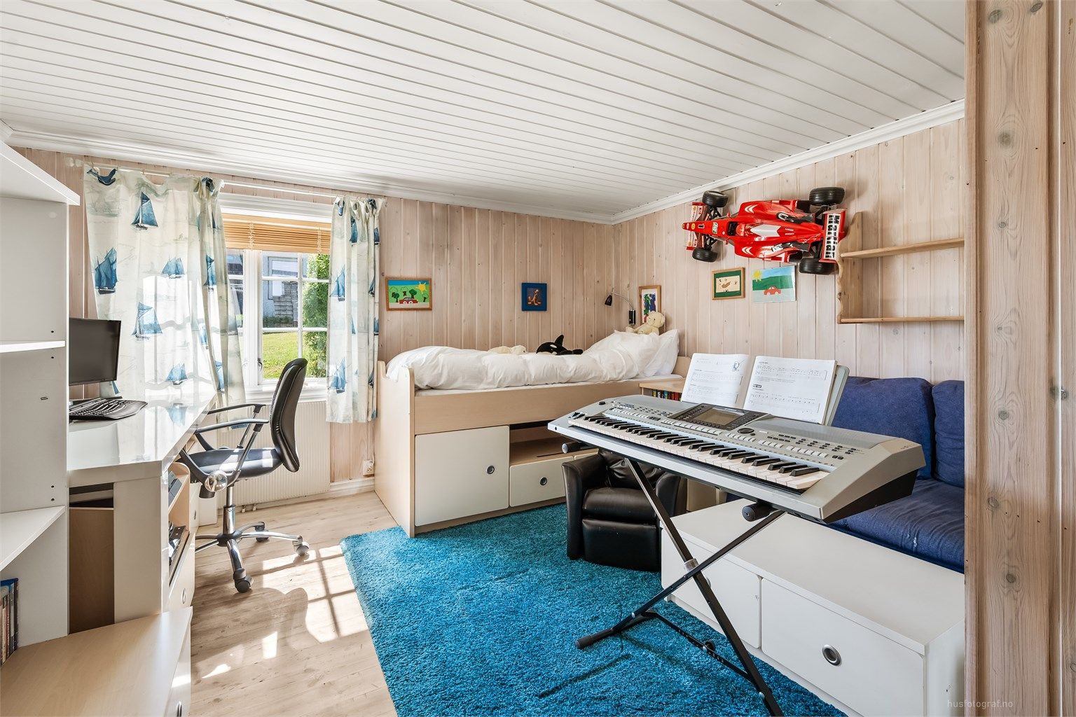 Soverom i underetasjen med panel på veggene. Ikke bruksendret/omsøkt rom.