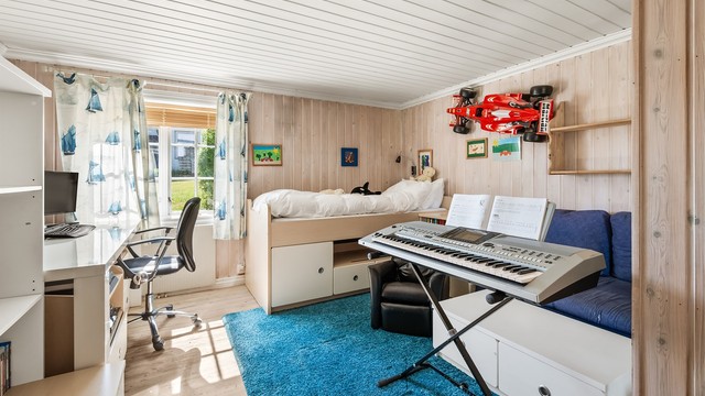 Soverom i underetasjen med panel på veggene. Ikke bruksendret/omsøkt rom.
