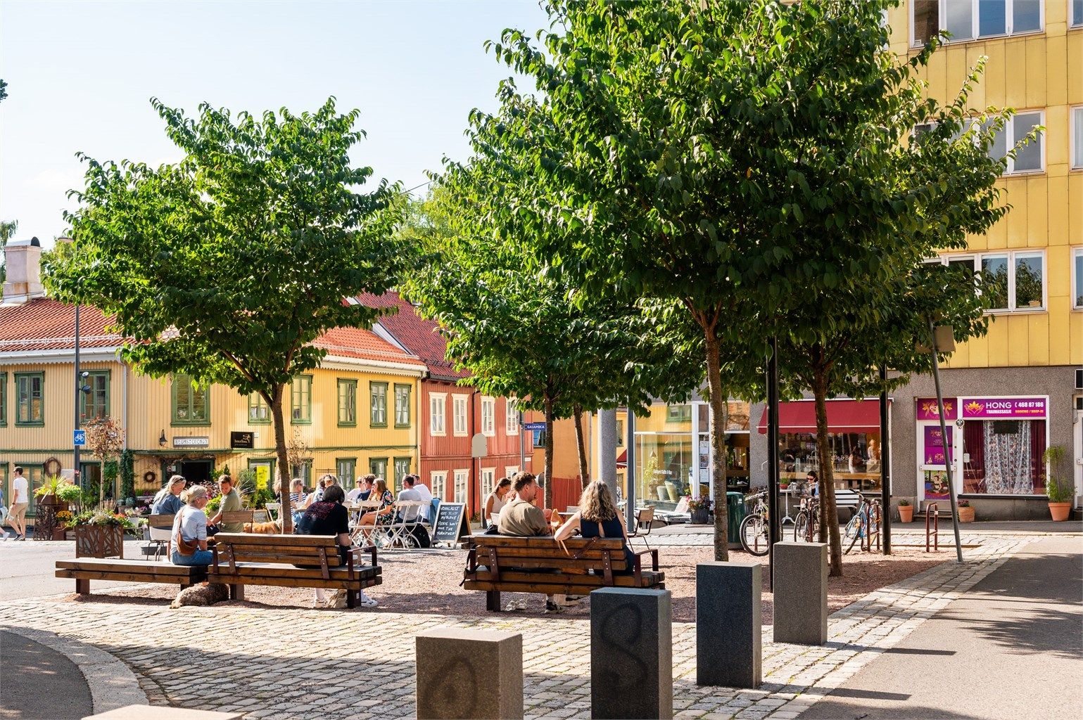 Kort vei til Kampen hvor omgivelsene er rolige og stemningsfulle. På sommeren arrangeres Kampendagene, en folkefest tre dager til ende. 