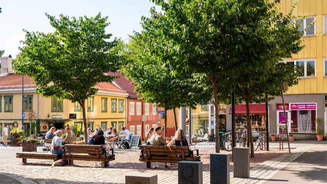 Kort vei til Kampen hvor omgivelsene er rolige og stemningsfulle. På sommeren arrangeres Kampendagene, en folkefest tre dager til ende.