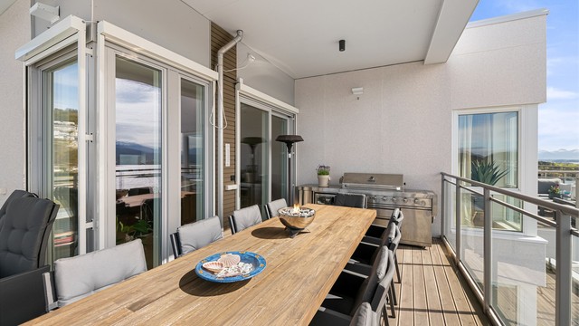 Den andre balkongen har god plass til langbord for utendørs måltider