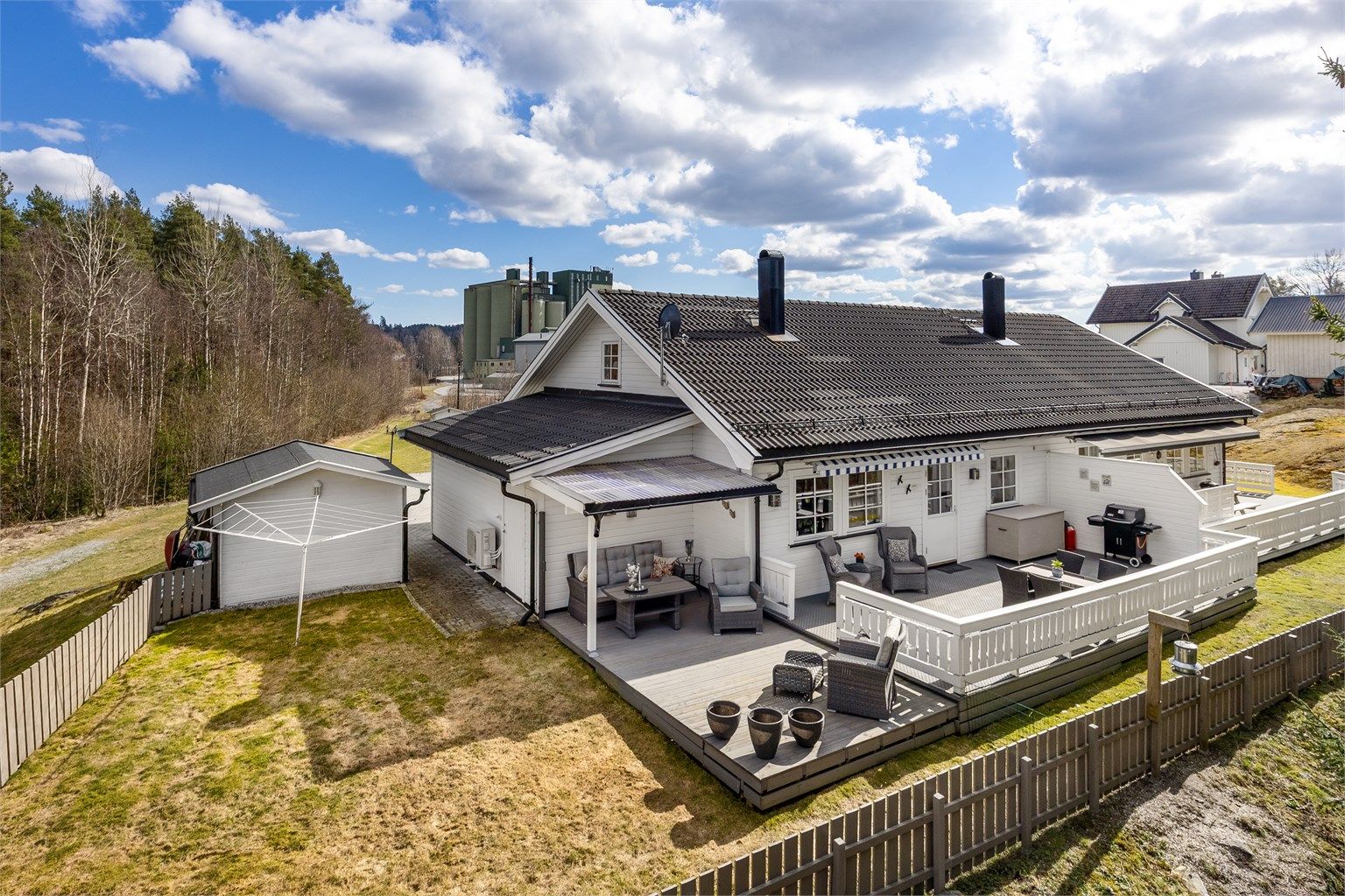 Eiendommen har en stor og usjenert markterrasse. Her er det rikelig med plass for flere sittegrupper, grilling og sosiale sammenkomster.