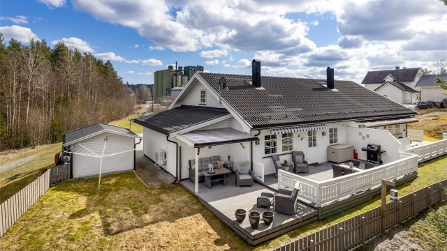 Eiendommen har en stor og usjenert markterrasse. Her er det rikelig med plass for flere sittegrupper, grilling og sosiale sammenkomster.