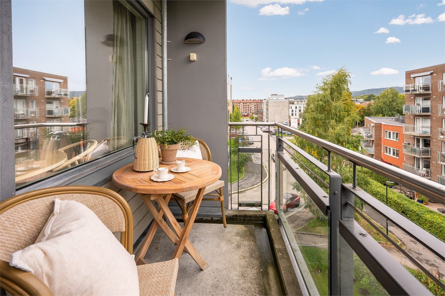 Fra stuen er det videre utgang til en nordvendt balkong, som skaper en herlig forlengelse av boligen på sommerhalvåret