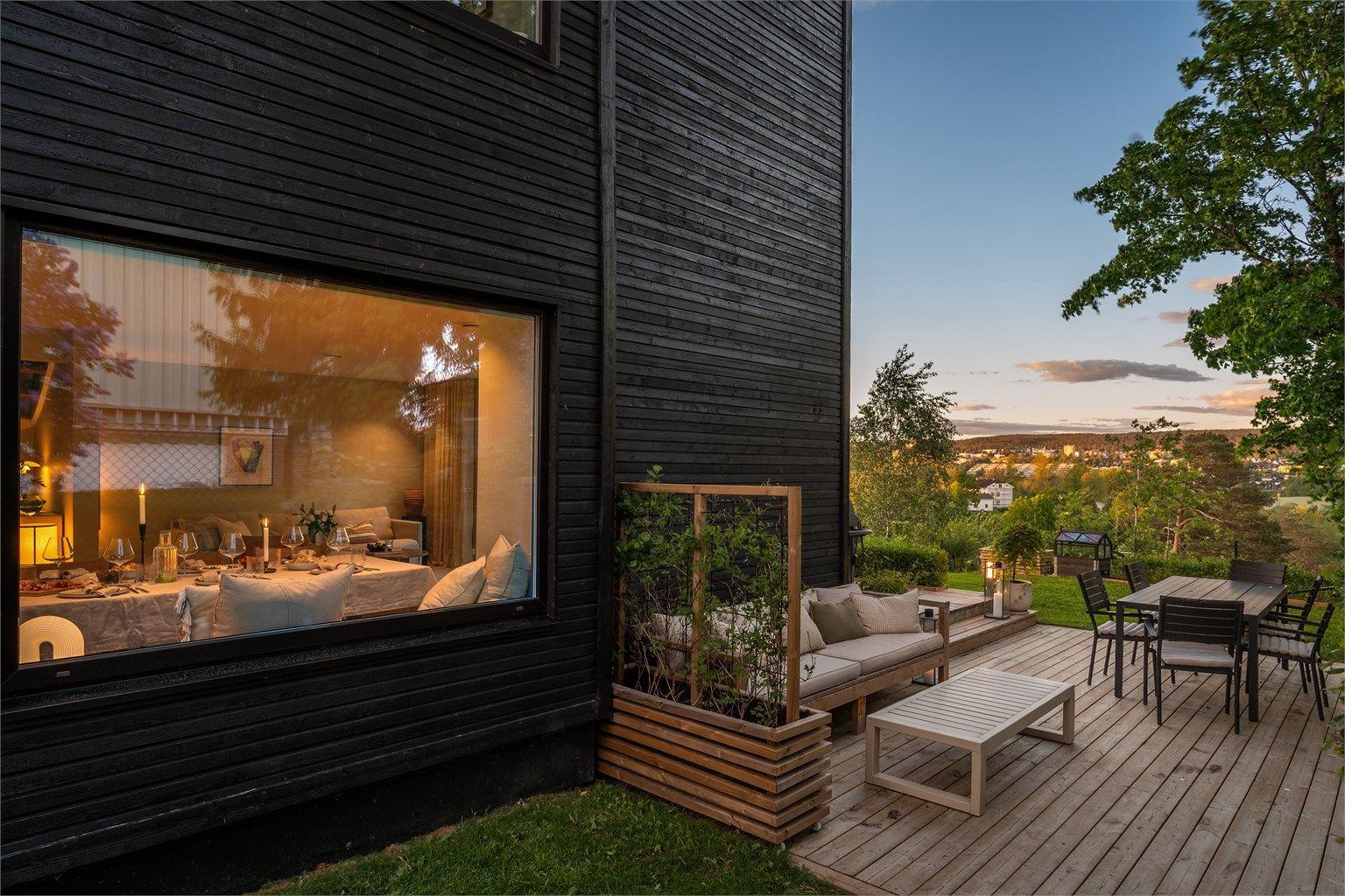 Boligen har en moderne arkitektur med yttervegger i liggende trekledning, bygget i 2018.