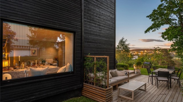 Boligen har en moderne arkitektur med yttervegger i liggende trekledning, bygget i 2018.