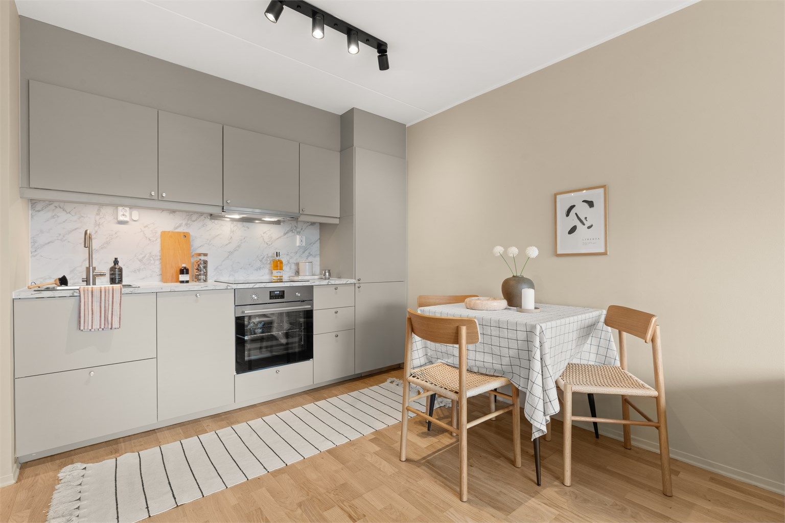 Et stilrent IKEA-kjøkken fra 2026 med integrerte hvitevarer og et moderne uttrykk som harmonerer med resten av boligen.