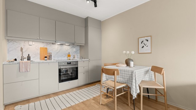 Et stilrent IKEA-kjøkken fra 2026 med integrerte hvitevarer og et moderne uttrykk som harmonerer med resten av boligen.