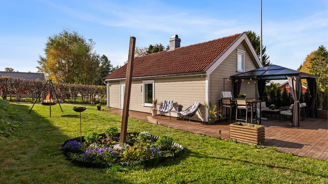 Opparbeidet hage med gressplen og beplantning. Perfekt for deg med litt grønne fingre.