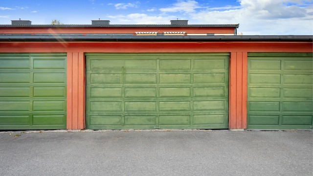 Boligen disponerer fast parkeringsplass i frittstående garasjerekke.