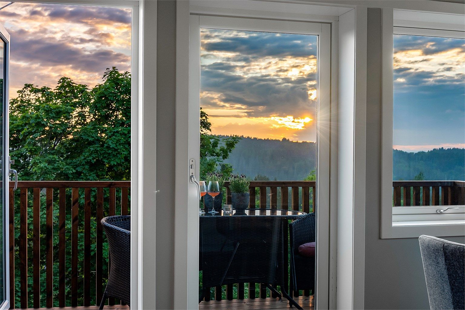Eiendommen ligger høyt og fritt med flott utsikt og sol fra tidlig morgen til sen kveld. 