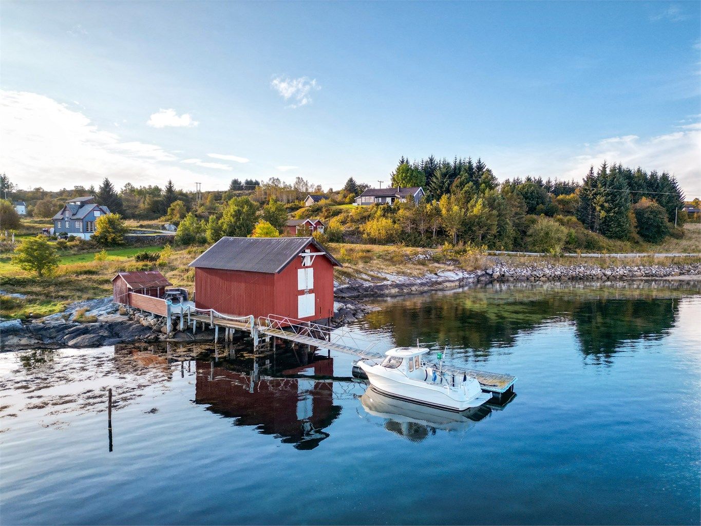 Det er etablert en flytebrygge i forbindelse med naustet som lett kan nås en liten spasertur fra boligen. Tomten er rammet inn, og må betegnes som omtrentlig.