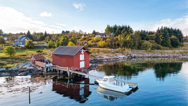 Det er etablert en flytebrygge i forbindelse med naustet som lett kan nås en liten spasertur fra boligen. Tomten er rammet inn, og må betegnes som omtrentlig.