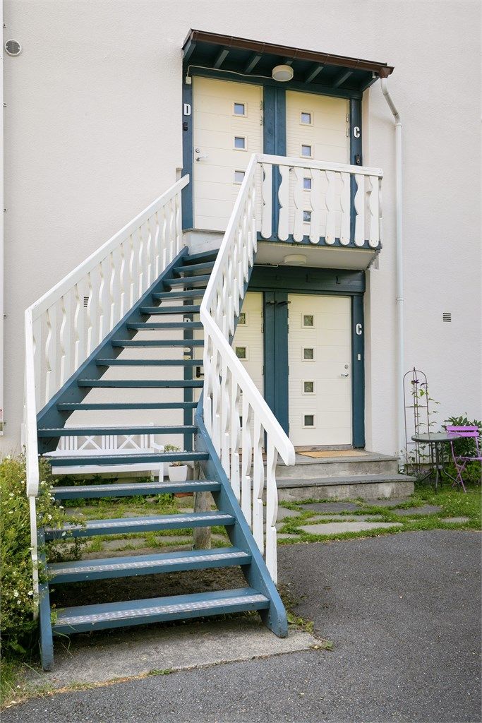 Egen inngang via utvendig trapp forsterker følelsen av å bo i et rekkehus.