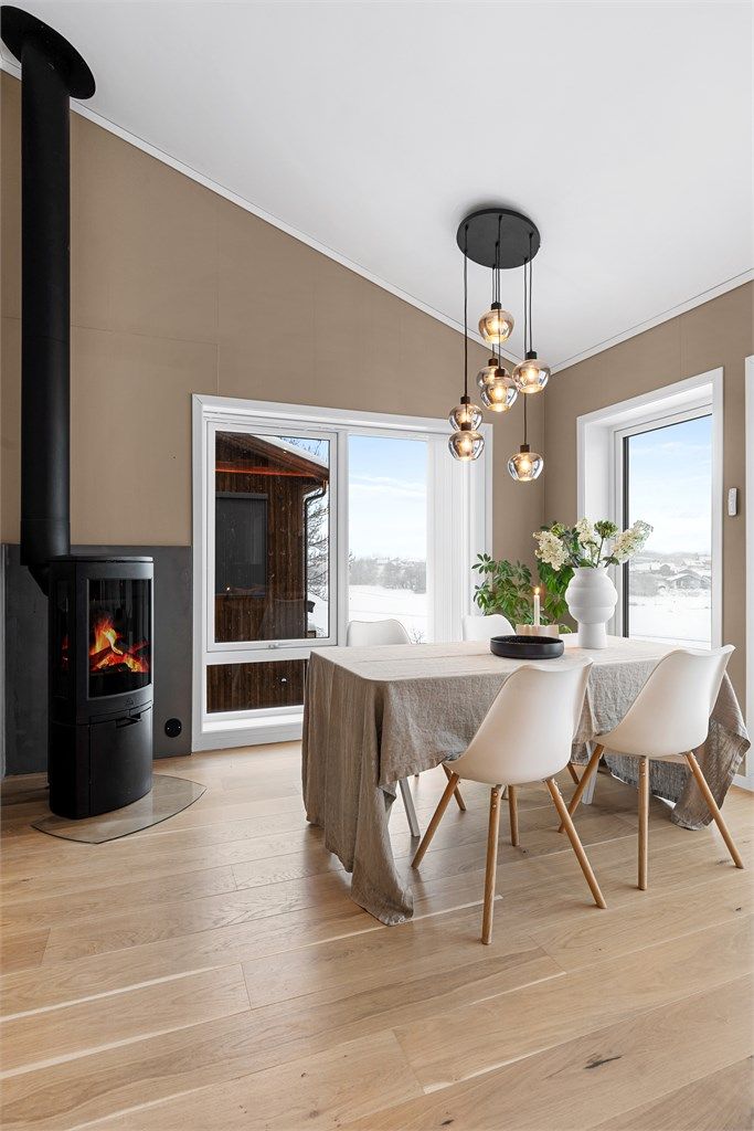 Spisestue med peisovn for ekstra varme og hygge på kjølige dager.