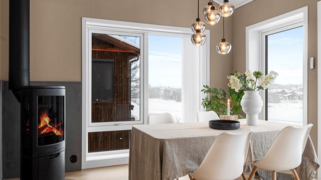 Spisestue med peisovn for ekstra varme og hygge på kjølige dager.