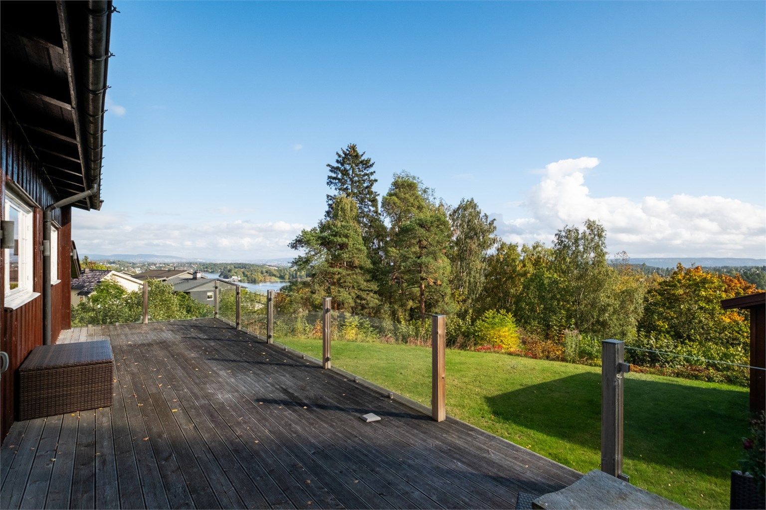 Eiendommen har en attraktiv og høybeliggende plassering på Gyssestadkollen i blindvei. Området er veletablert hvor både sol og utsikt kan nytes til det fulle