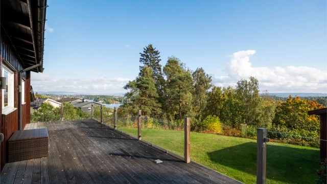 Eiendommen har en attraktiv og høybeliggende plassering på Gyssestadkollen i blindvei. Området er veletablert hvor både sol og utsikt kan nytes til det fulle