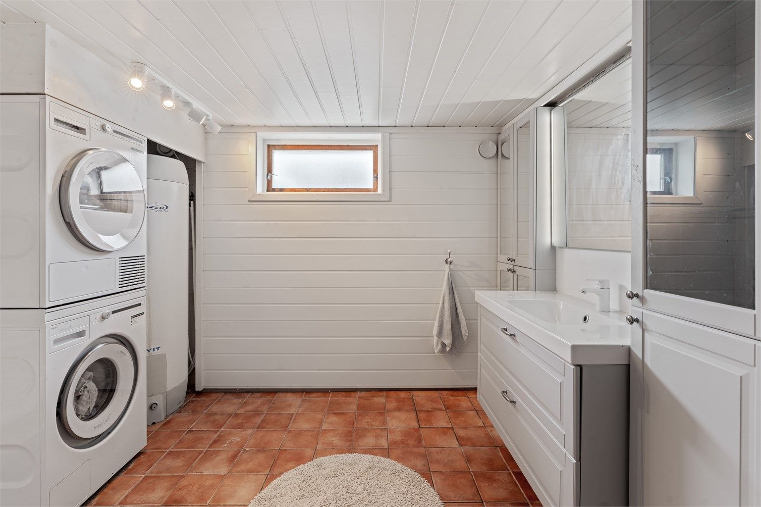 Badet er utstyrt med opplegg for vaskemaskin og tørketrommel, samt varmtvannsbereder.