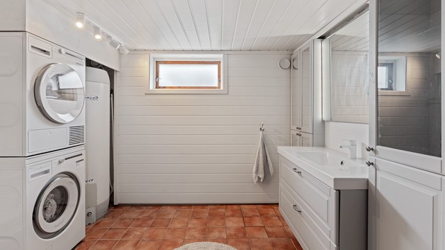 Badet er utstyrt med opplegg for vaskemaskin og tørketrommel, samt varmtvannsbereder.