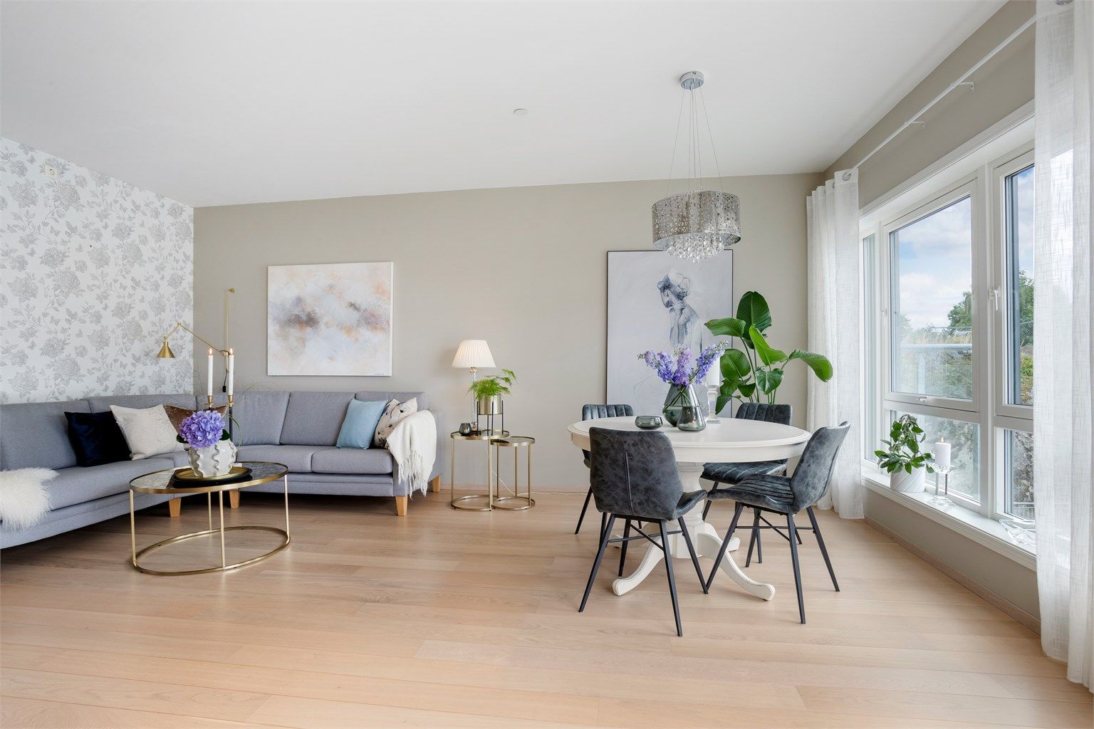 Gjennomgående parkett på gulv og vannbåren varme i leiligheten.