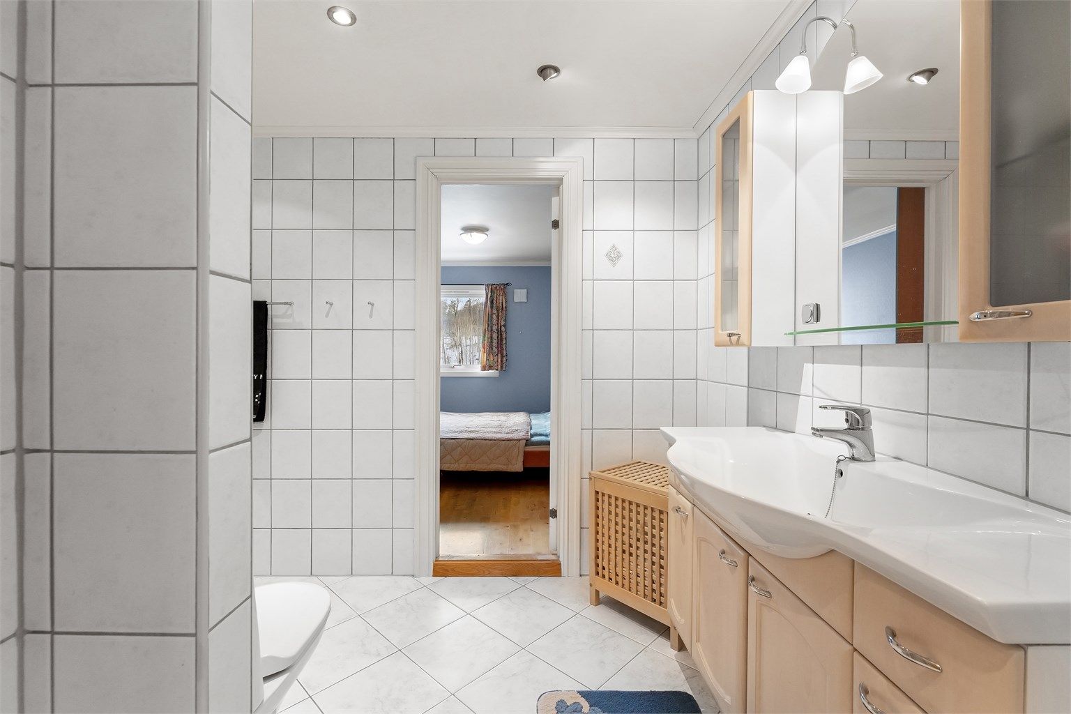 Badet har adkomst både fra kjøkkenet og ett av soverommene