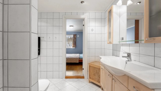 Badet har adkomst både fra kjøkkenet og ett av soverommene