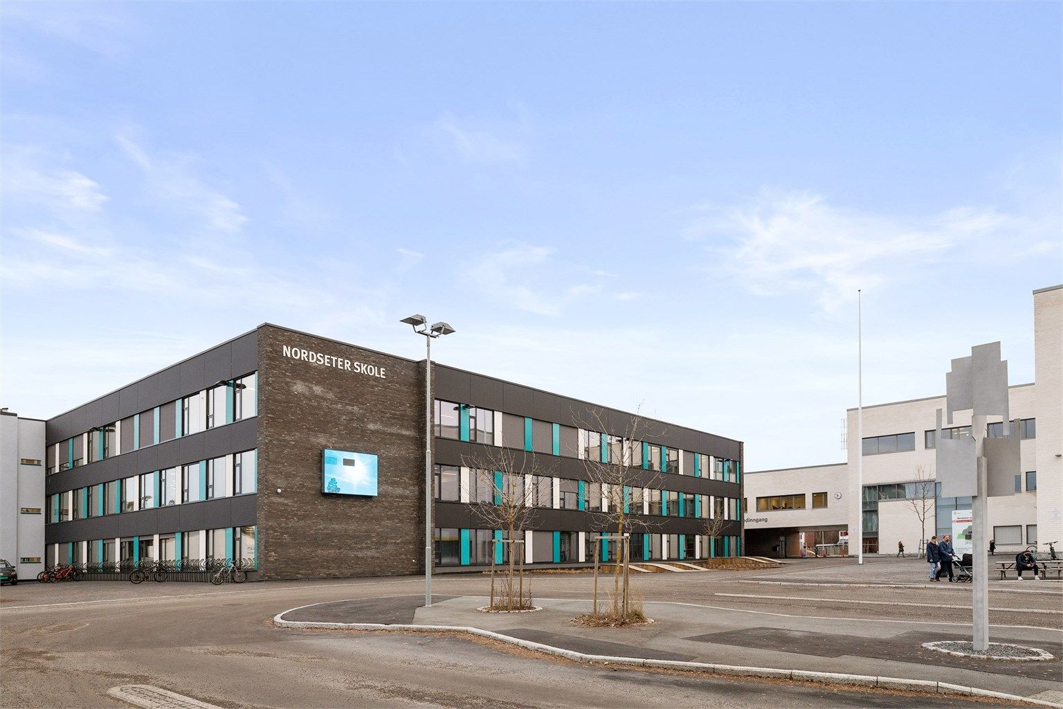 Umiddelbar nærhet til Nordseter barne- og ungdomsskole, med lite trafikkert skolevei