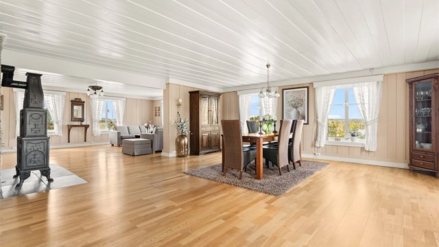 Her er det god plass til både sofagruppe og en stor spisestue for sosiale sammenkomster.