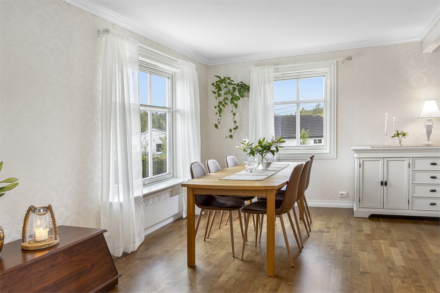 Spisestuedelen av rommet har plass til langbord for større selskaper.