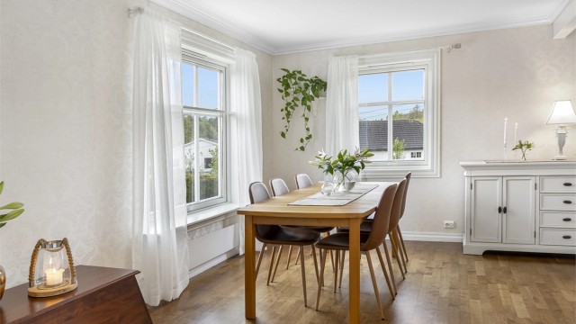 Spisestuedelen av rommet har plass til langbord for større selskaper.